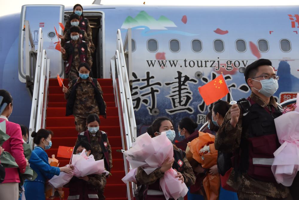 3月19日，在杭州蕭山國際機場，浙江支援湖北醫療隊首批返回的隊員走下舷梯。（新華社發）