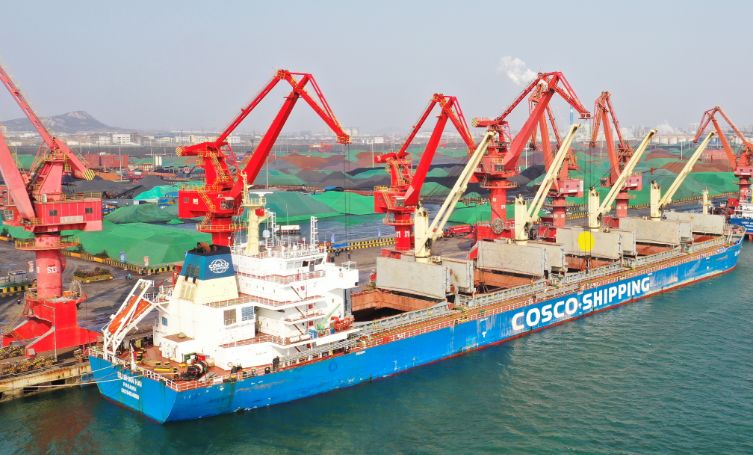 中遠海運衢山海輪55000噸幾內亞鋁土礦在日照港卸貨