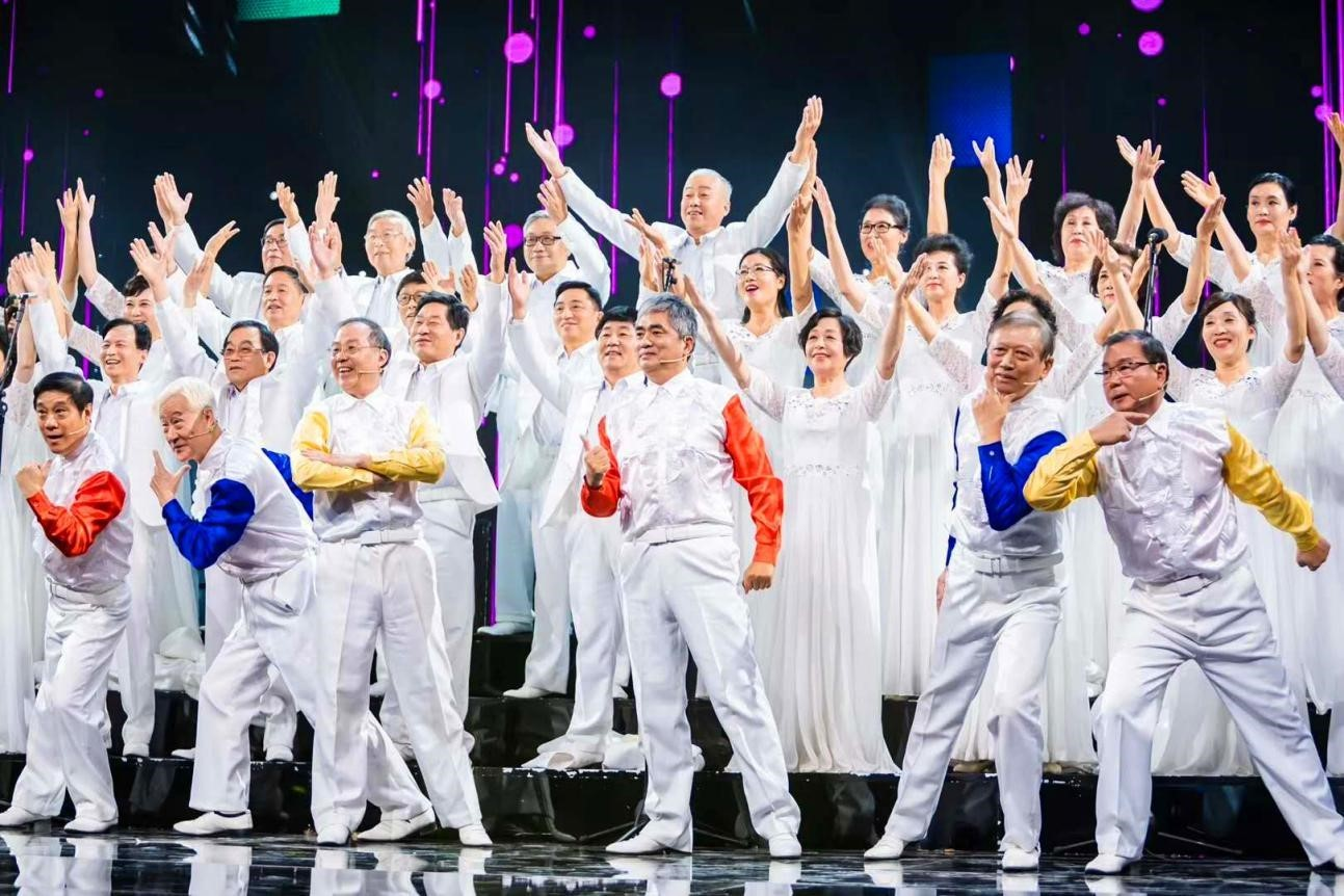 浙江老幹部藝術團合唱團在《樂齡唱響》舞臺