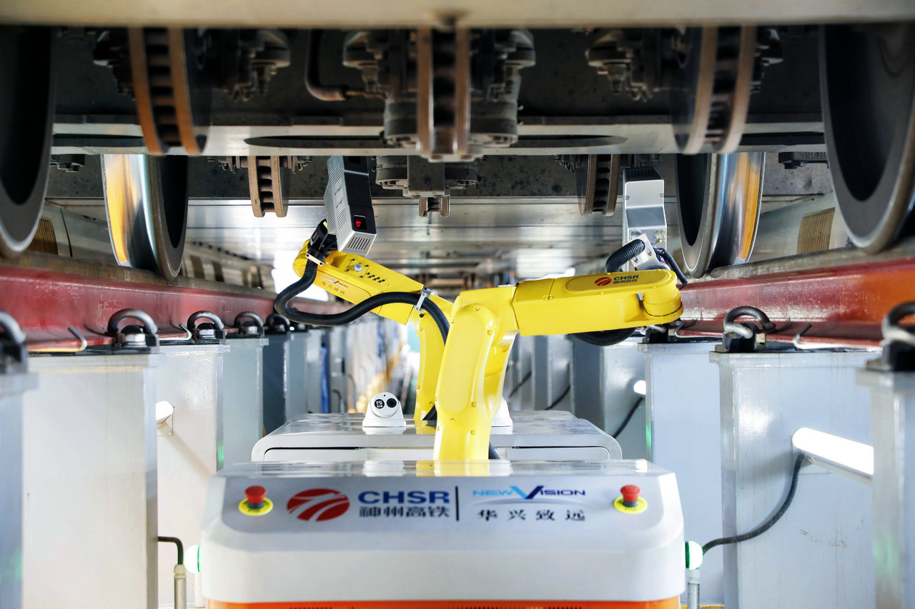 智慧檢測機器人實現了動車組一級檢修作業由“人檢”向“機檢”作業模式的轉變。（攝/徐輝）