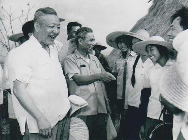 1980年8月底至9月初，習仲勳（左一）在廣東湛江農村視察時與青年親切交談。