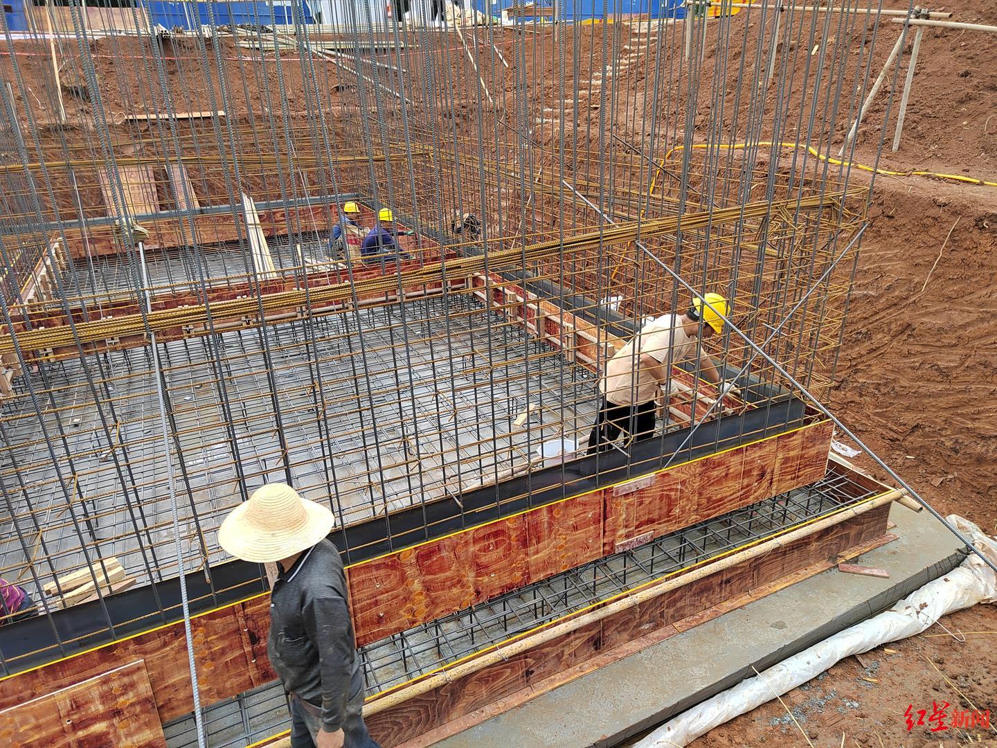 三封寺鎮輔安村芥菜腌制池建設點，工人正在忙碌