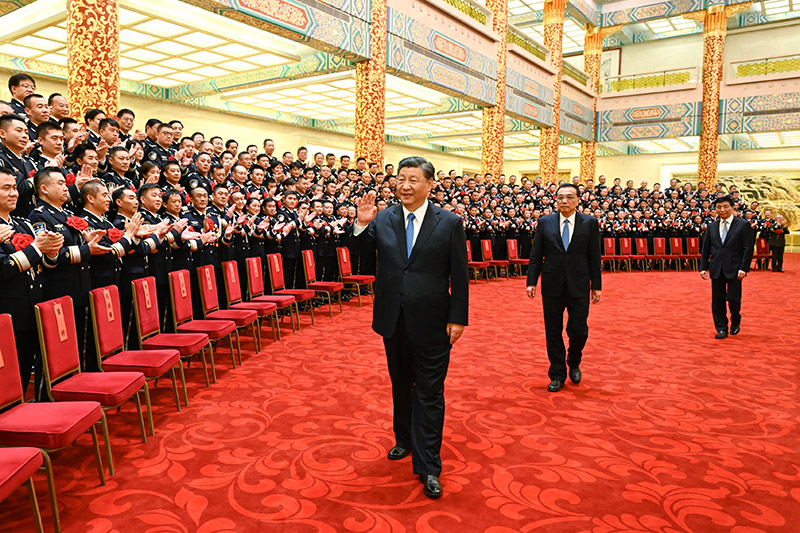 5月25日，黨和國家領導人習近平、李克強、王滬寧等在北京人民大會堂會見全國公安系統英雄模範立功集體表彰大會代表。