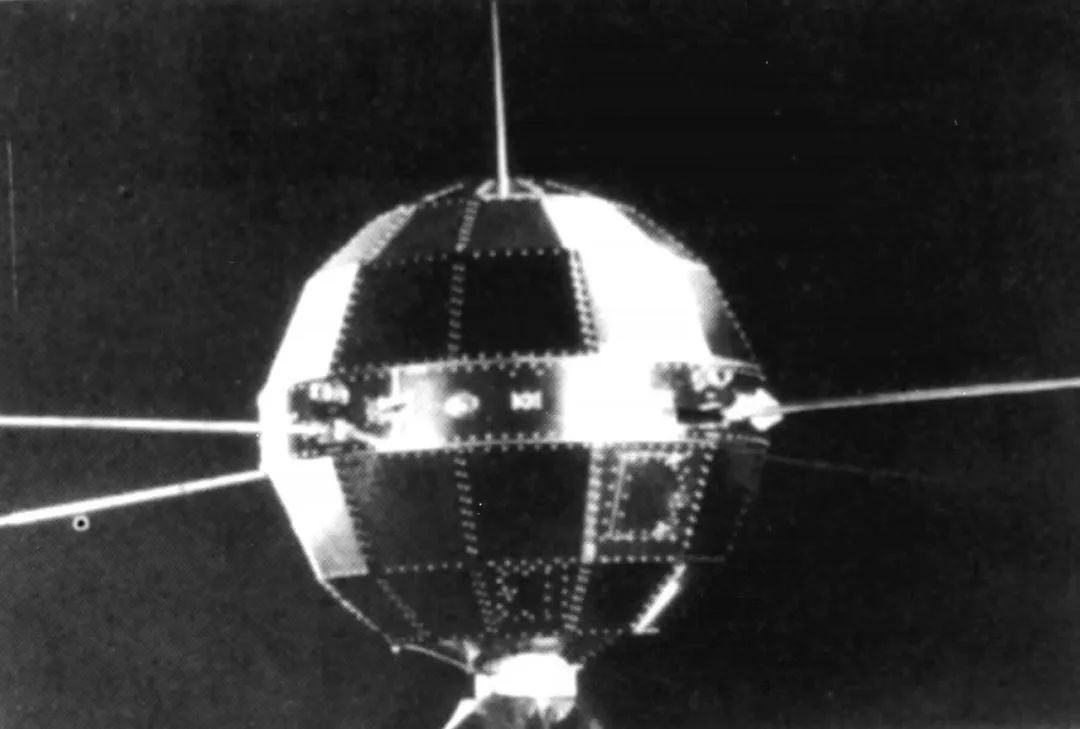 1970年4月24日，我國用“長征一號”運載火箭成功發射第一顆人造衛星“東方紅一號”。