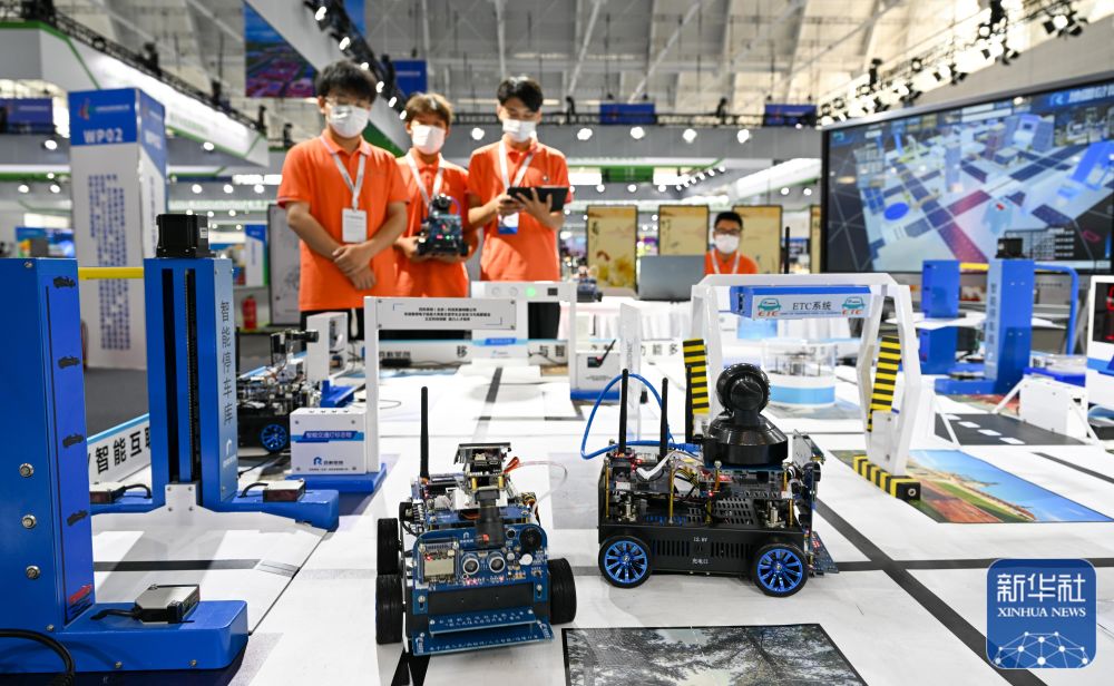 在天津舉行的世界職業技術教育發展大會首屆世界職業院校技能大賽上，參賽選手在實訓沙盤前操作機器人設備(2022年8月20日攝)。新華社記者 孫凡越 攝