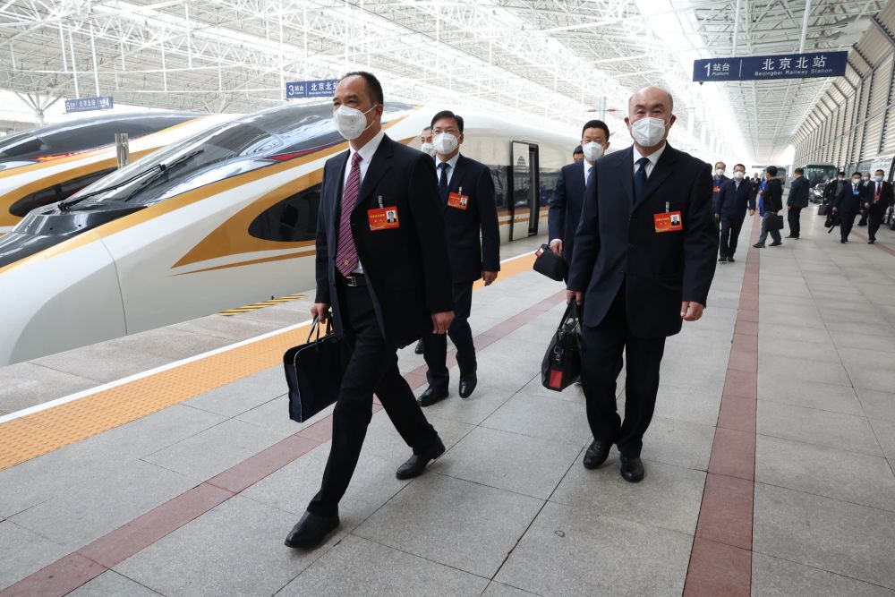 10月13日，來自內蒙古自治區的黨的二十大代表乘高鐵抵達北京北站。這是當日首個抵京的京外代表團。新華社記者 張玉薇 攝