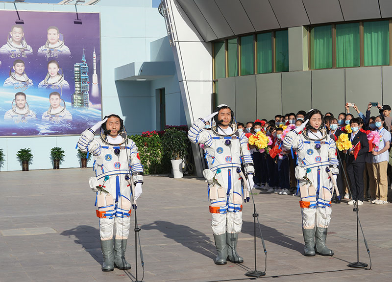 2022年6月5日，神舟十四號載人飛行任務航天員乘組出征儀式在酒泉衛星發射中心問天閣廣場舉行。