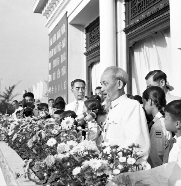 1960年5月13日，河內市八萬市民舉行盛大集會，歡迎周恩來總理。圖為胡志明主席、周恩來總理在大會主席臺上。