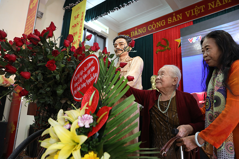   2018年9月30日，在越南河內市嘉林縣驕騎鄉，洪水將軍親屬向其雕像獻花。