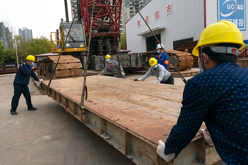 3月24日，中鐵大橋局的施工人員在作業。新華社記者 熊琦 攝