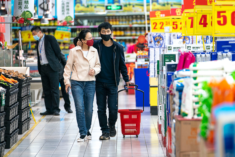 3月24日，市民在武漢漢口一家家樂福超市內選購商品。新華社記者 熊琦 攝