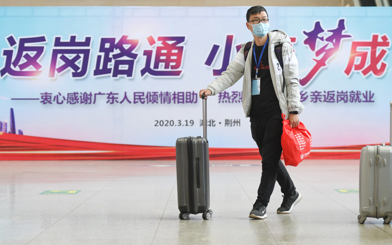 一名湖北荊州的務工人員進入候車室，準備搭乘專列至廣東返崗就業（3月19日攝）。新華社記者 程敏 攝