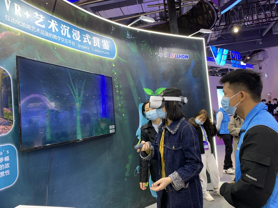 體驗者在感受VR+藝術的魅力