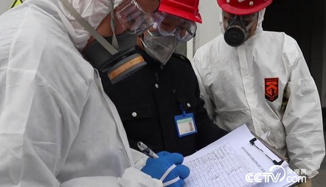 工作人員對此次新型冠狀病毒感染的醫療廢物進行專門登記