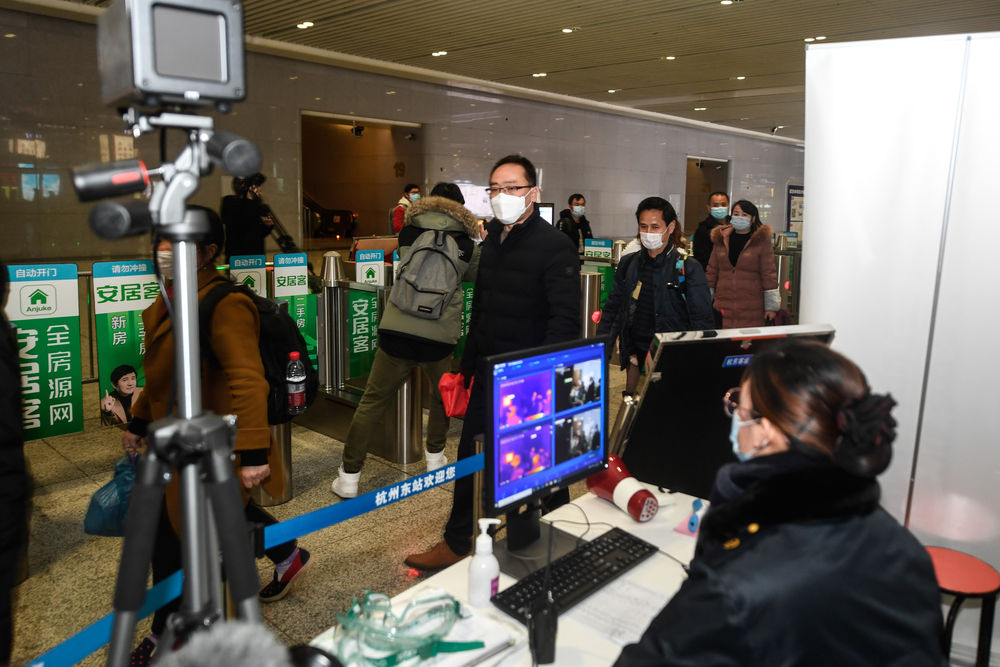在杭州東站，從貴州乘坐外地復工人員專列抵達杭州的復工人員出站時經過紅外測溫儀（2月16日攝）。 新華社記者 黃宗治 攝