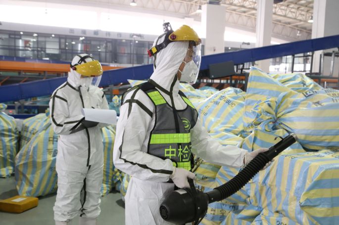 中檢集團技術人員對出境郵包進行預防性消毒處理
