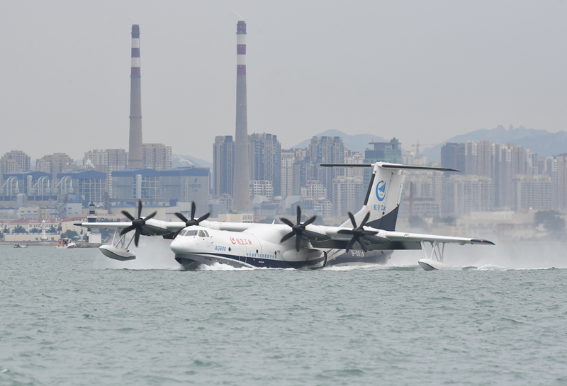 7月26日，水陸兩棲飛機AG600在海面滑行。（圖片來源：新華社）