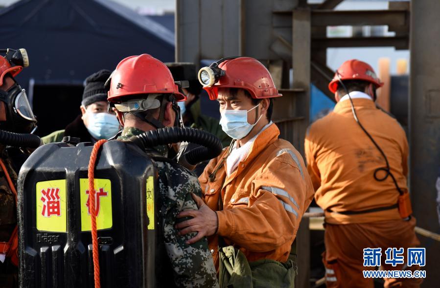 1月12日，救援人員在現場作業。新華社記者 王凱 攝