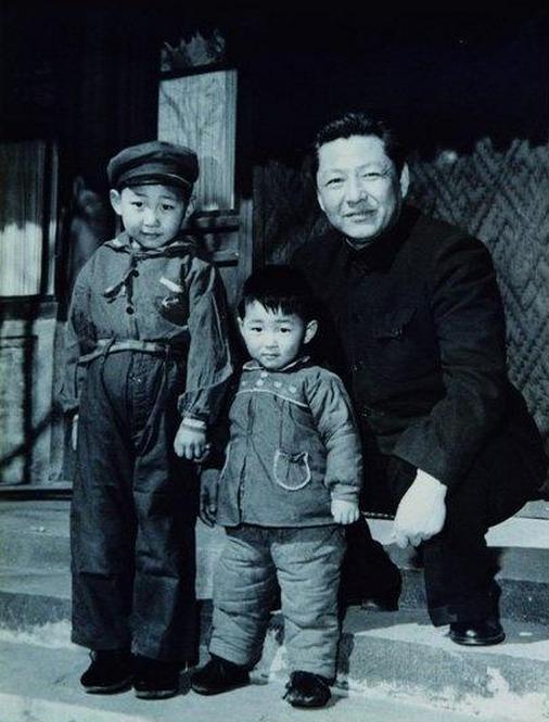 1958年，習仲勳與兒子習近平、習遠平在一起。