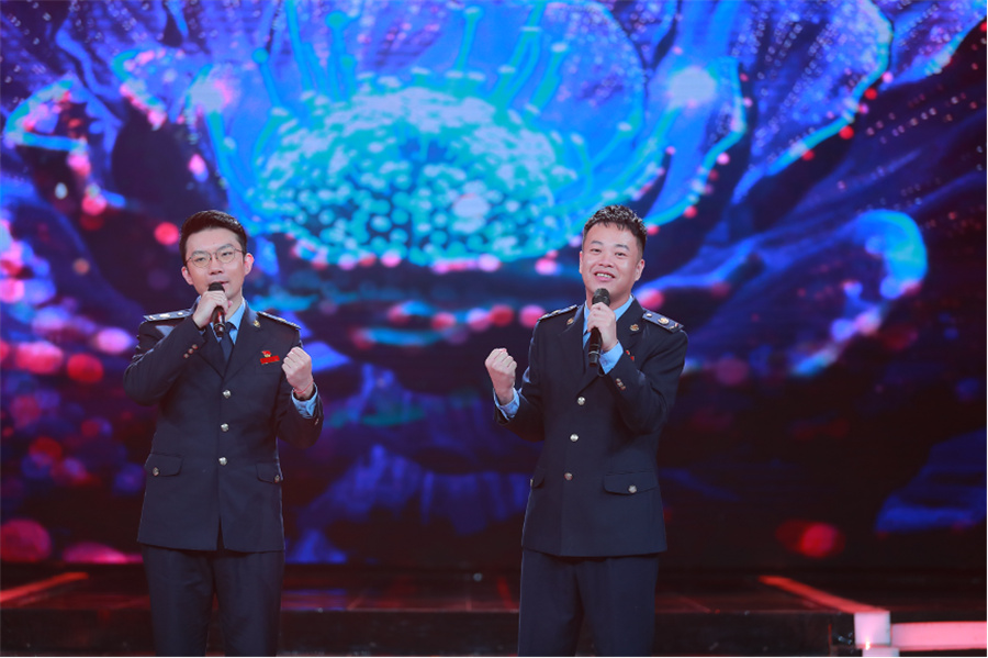 圖：稅務幹部吳澤宇、鄭弘揚演唱《你最美》