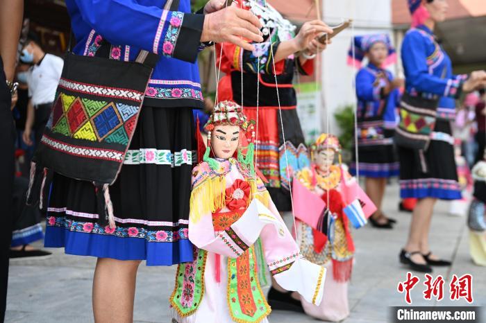 民眾在靖西壯族八音的伴奏下進行提線木偶表演。　王以照 攝