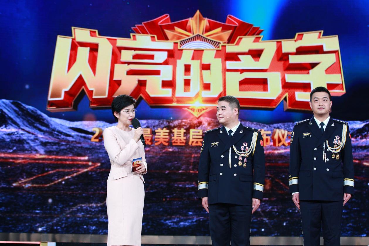 2022“最美基層民警”李江、施曉健接受主持人王寧的採訪