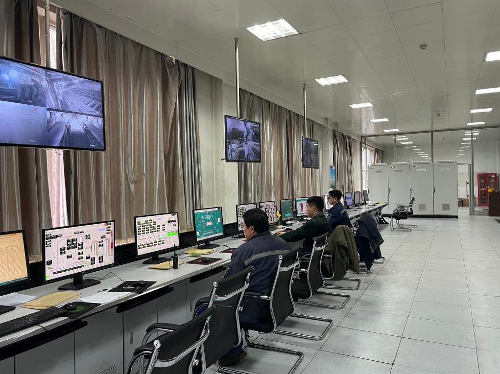 27日，瀋陽渾南熱力一號源工作人員正在監測轄區內供熱運行情況。（受訪者供圖）