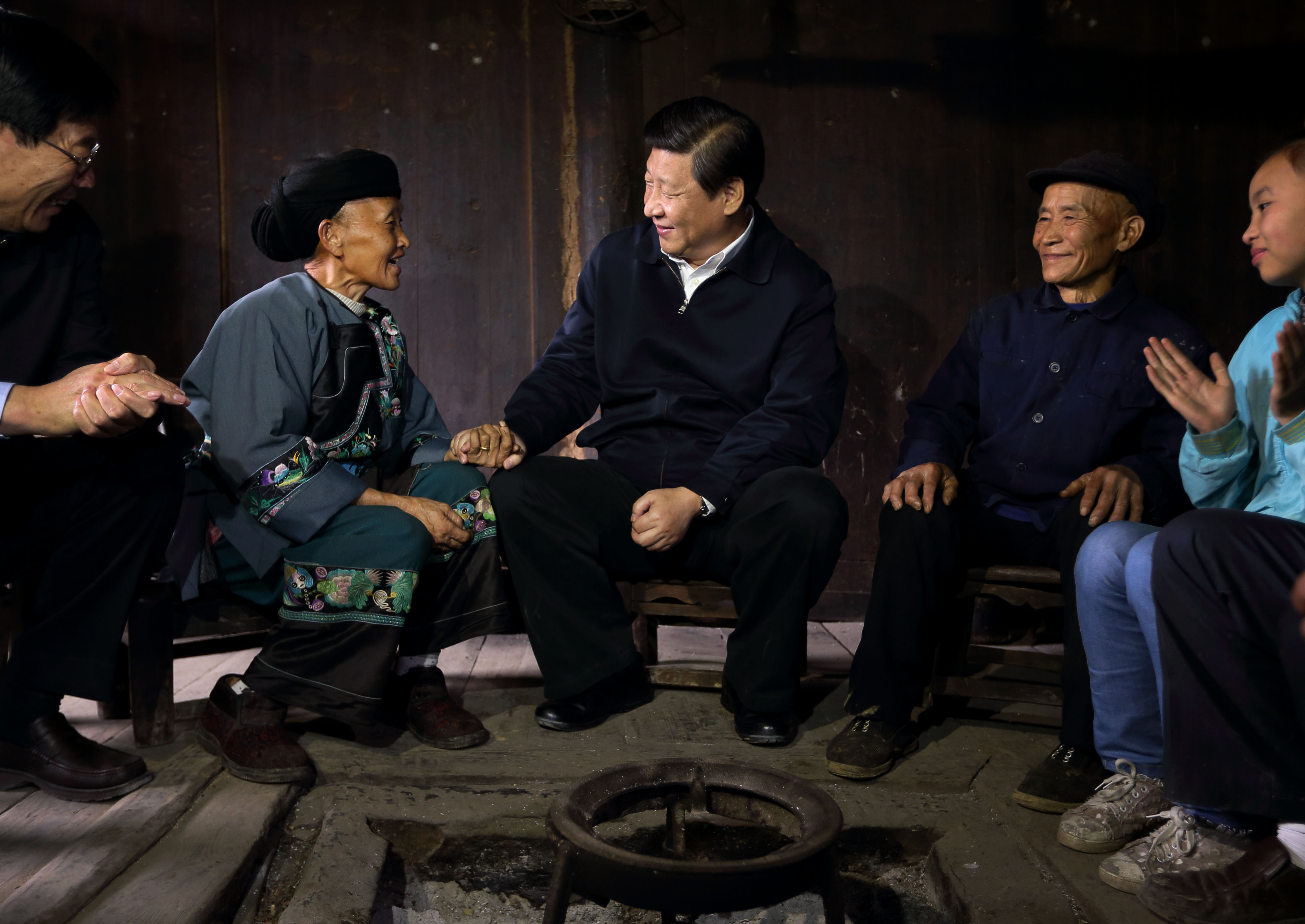 2013年11月3日，習近平在湖南花垣縣十八洞村，與石拔三老人握手交談。