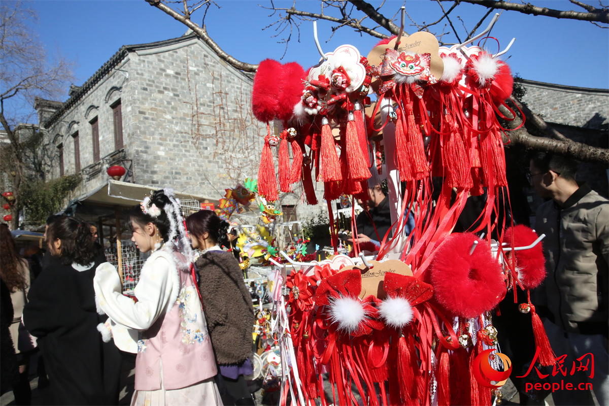遊客身著傳統服飾遊南京老門東歷史文化街區。人民網記者 劉微攝