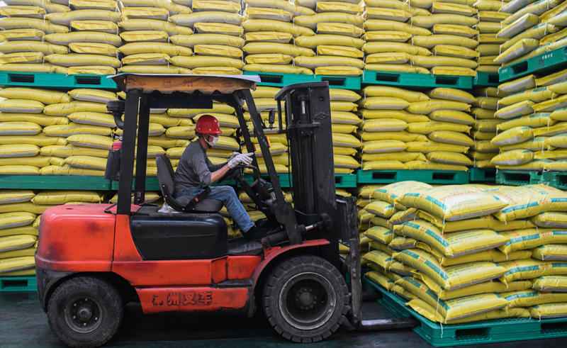 宜都興發化工有限公司包裝車間裏，工人在打包存放磷肥産品（3月20日攝）。新華社記者 程敏 攝