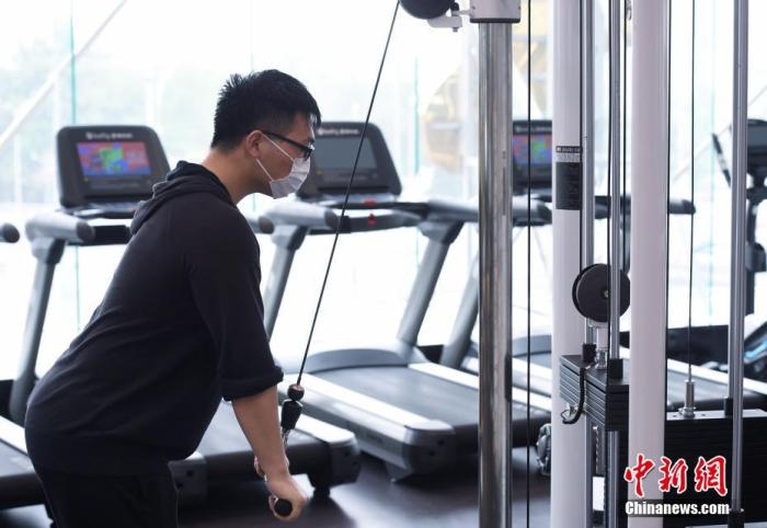資料圖：一位市民在健身房內鍛鍊。中新社記者 侯宇 攝