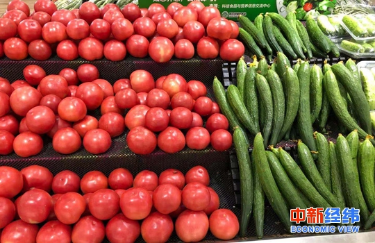 超市貨架上的西紅柿、黃瓜。中新經緯 張猛 攝