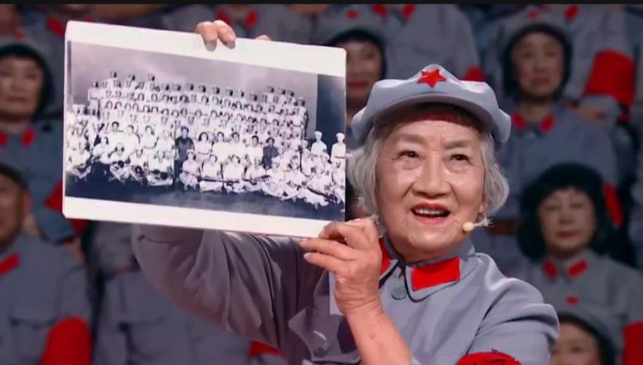  《樂齡唱響》·87歲謝公燦奶奶展示《長征組歌》合唱團員與周總理的合影照片