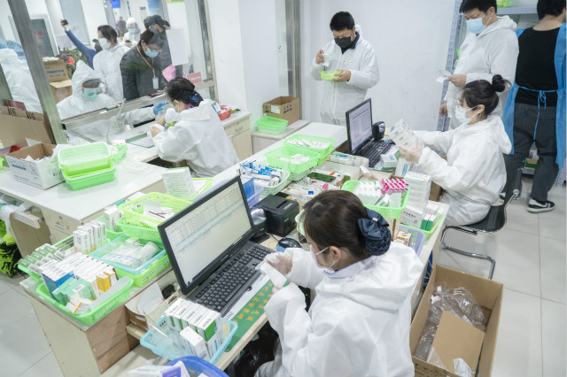 2020年2月27日，在武漢市漢口大藥房黃石路店，藥房工作人員在核對取藥。新華圖。