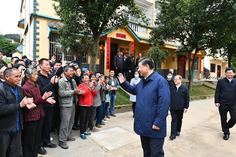 2021年4月25日，習近平總書記在桂林市全州縣才灣鎮毛竹山村考察時，同鄉親們親切交流。