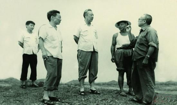 1978年8月，習仲勳（左三）在廣東惠陽農村調研。習近平（左一）利用暑期時間參加社會實踐，隨同父親一起下鄉。
