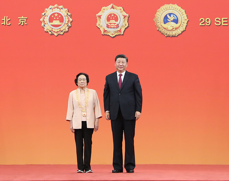 2019年9月29日，中華人民共和國國家勳章和國家榮譽稱號頒授儀式在北京人民大會堂金色大廳隆重舉行。中共中央總書記、國家主席、中央軍委主席習近平向“共和國勳章”獲得者屠呦呦頒授勳章。