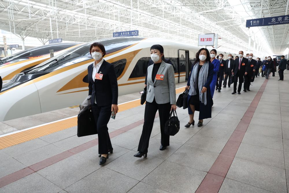 10月13日，來自內蒙古自治區的黨的二十大代表乘高鐵抵達北京北站。這是當日首個抵京的京外代表團。新華社記者 張玉薇 攝