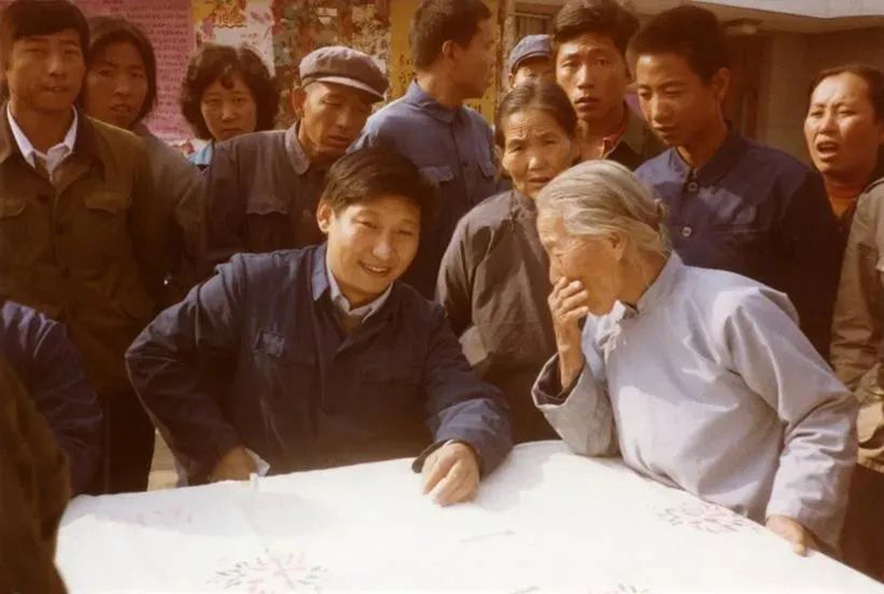 1983年，時任河北正定縣委書記的習近平，臨時在大街上擺桌子聽取老百姓意見。