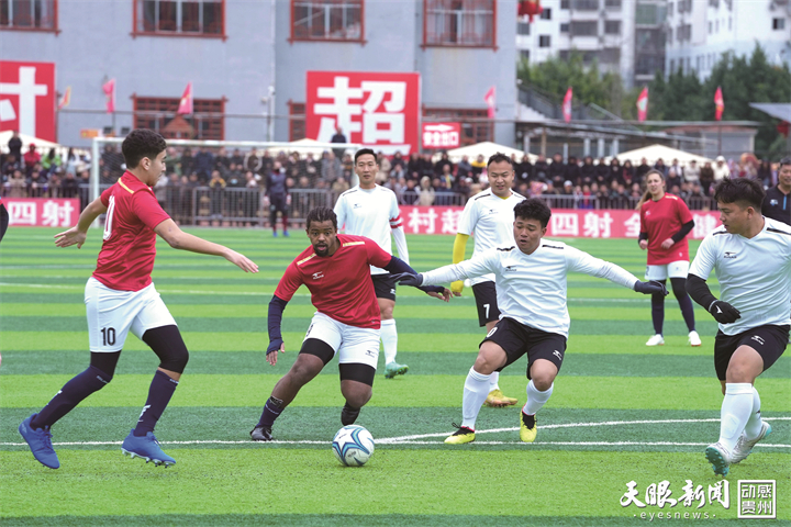 2月26日，在中法青年友誼賽，榕江村超聯隊球員與法國人民援助會隊球員在比賽中拼搶。（圖/雲俊）