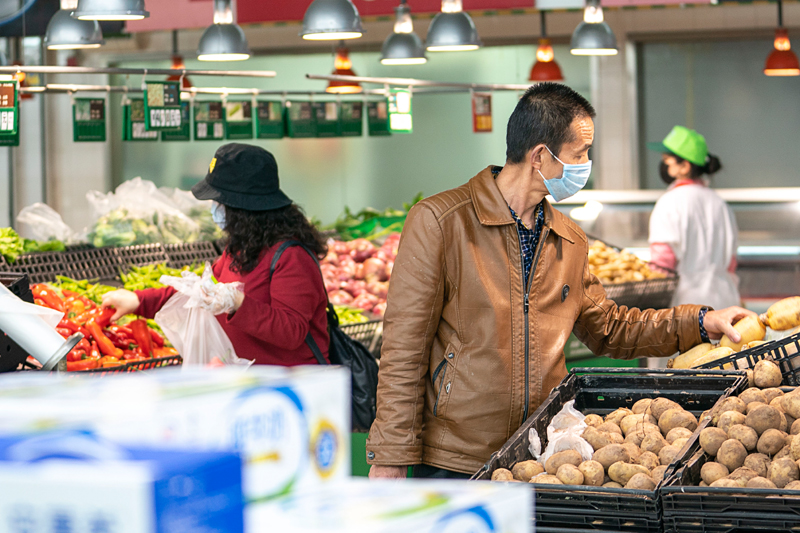 3月24日，市民在武漢漢口一家家樂福超市內選購商品。新華社記者 熊琦 攝