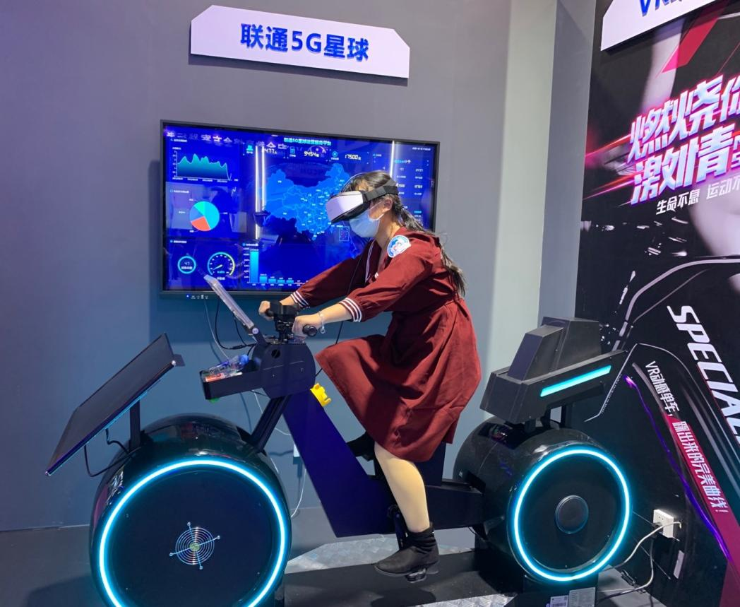 參觀者體驗VR動感單車