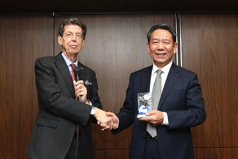 12月5日，在日本東京，月球村協會主席朱塞佩·雷巴爾迪向中國探月工程總設計師、中國工程院院士吳偉仁（右）頒獎。