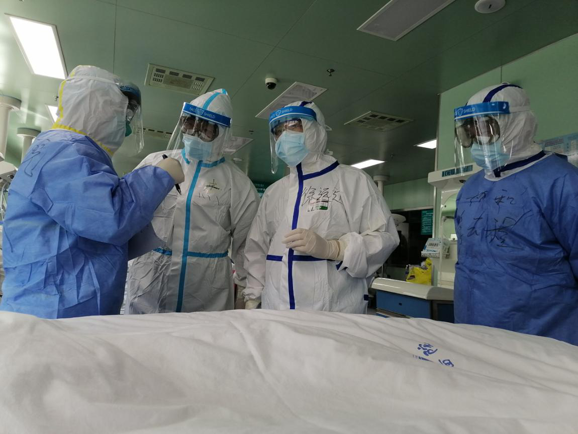 國家專家檢查組北京朝陽醫院童朝暉院長親自入艙看望患者