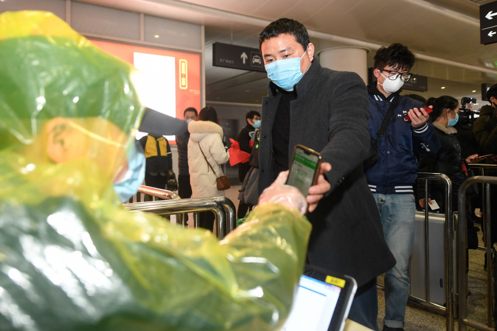 在杭州東站，從貴州乘坐外地復工人員專列抵達杭州的復工人員出站時經過紅外測溫儀（2月16日攝）。 新華社記者 黃宗治 攝