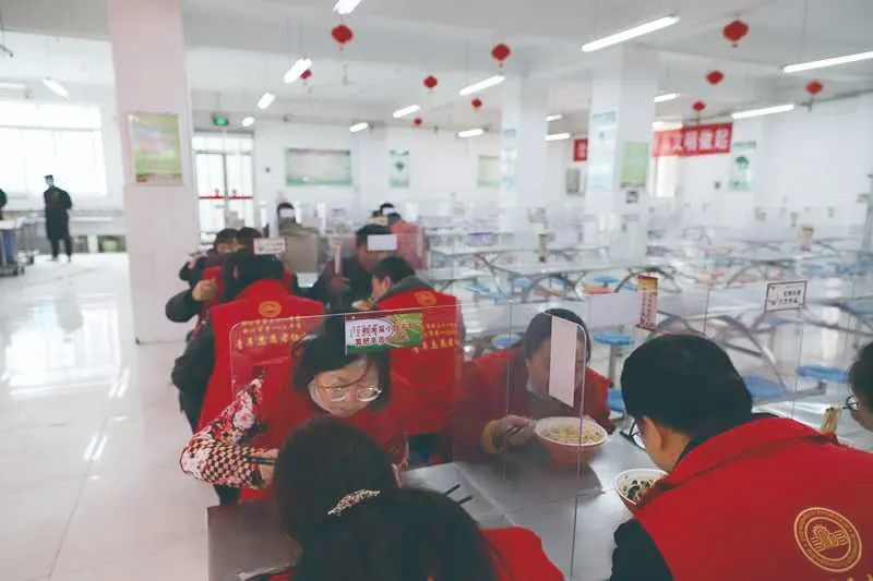 鄭州市第三十一中學舉行疫情防控演練，模擬食堂就餐