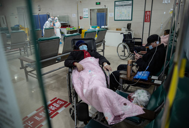 3月19日，武漢協和醫院輸液室內，一位老年患者躺著輸液。中青報·中青網記者 李崢苨/攝