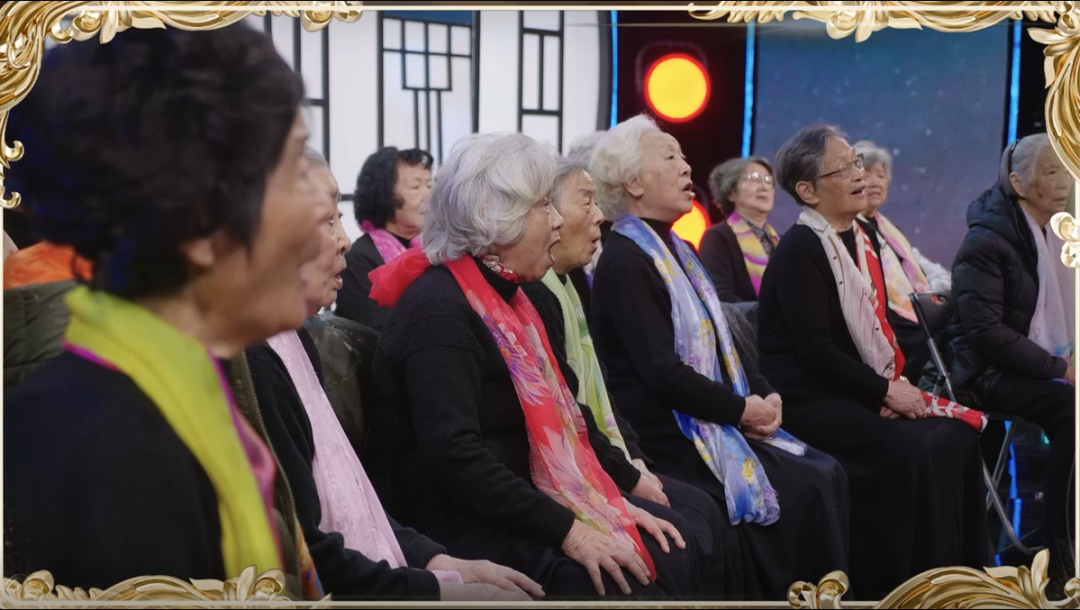 老奶奶們坐著唱也要堅持排練