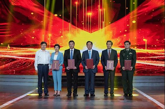 圖 /國家衛生健康委黨組成員、全國老齡辦常務副主任、中國老齡協會會長 王建軍（左一）為獲獎者頒獎