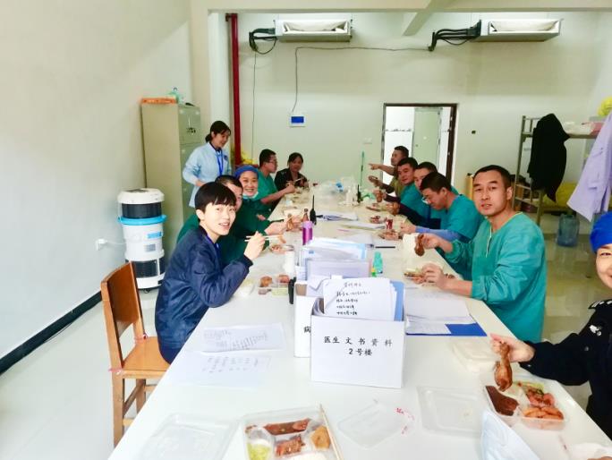 在護理文書辦公室用餐的楊鵬和同事們（右二）